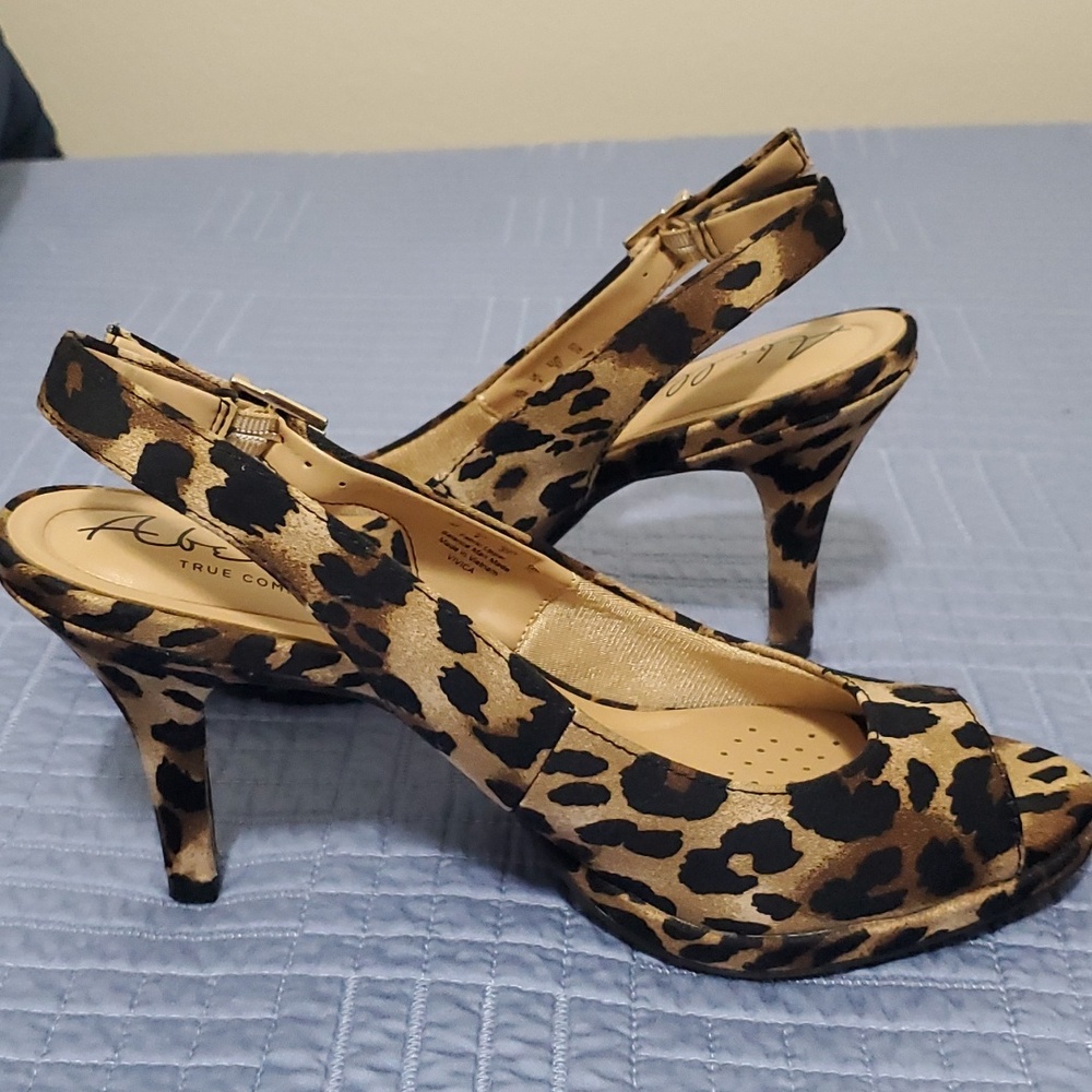 Shoe's - Picture 3 of 7